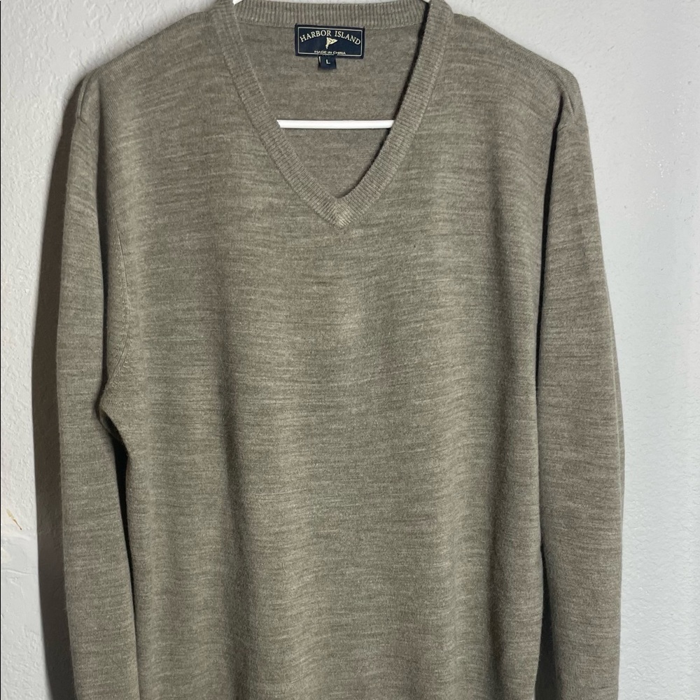✨✨Harbor Island Men's V-neck sweater size L